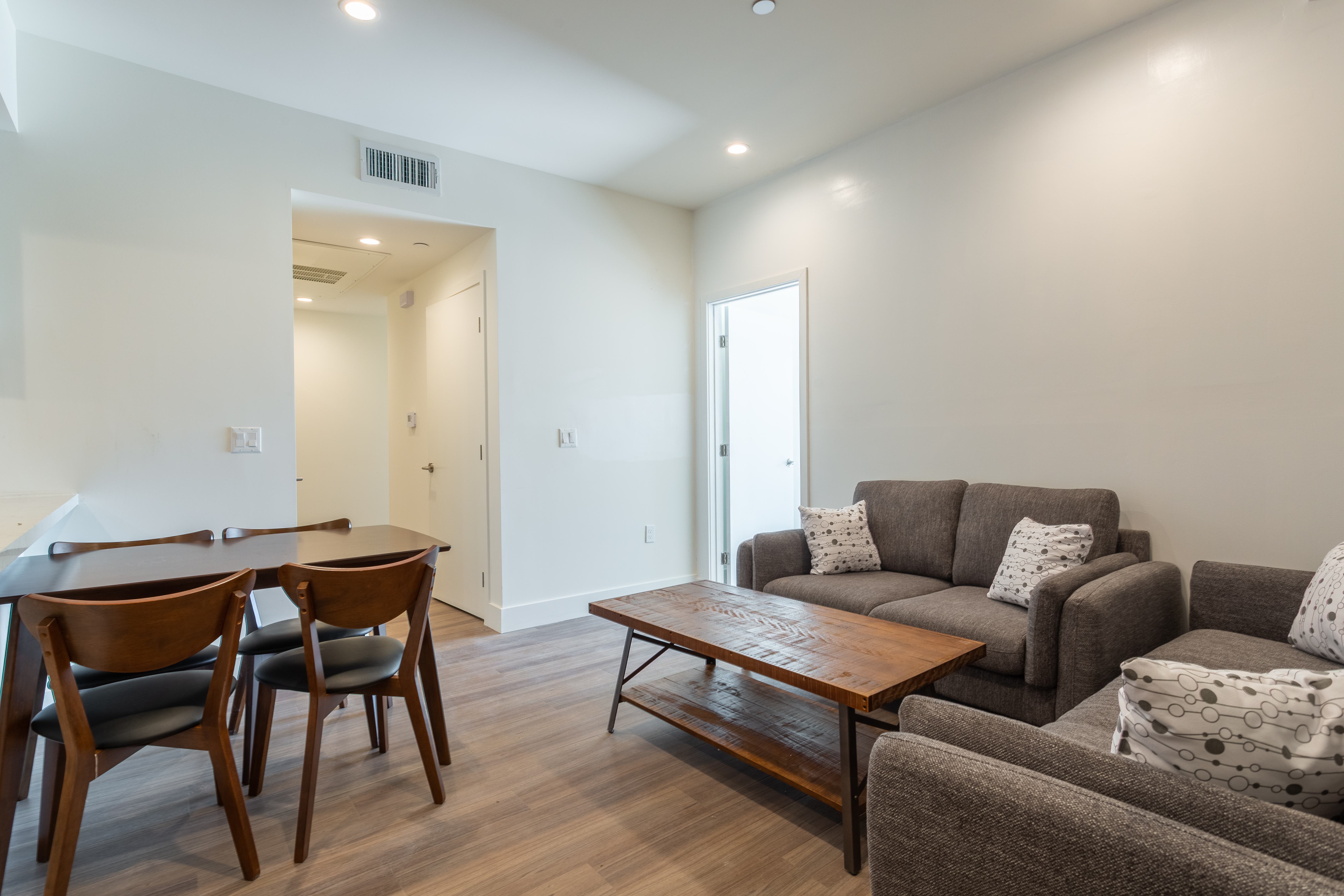 1439 Armacost Ave for Rent cerca de UCLA | Off-Campus Apartments