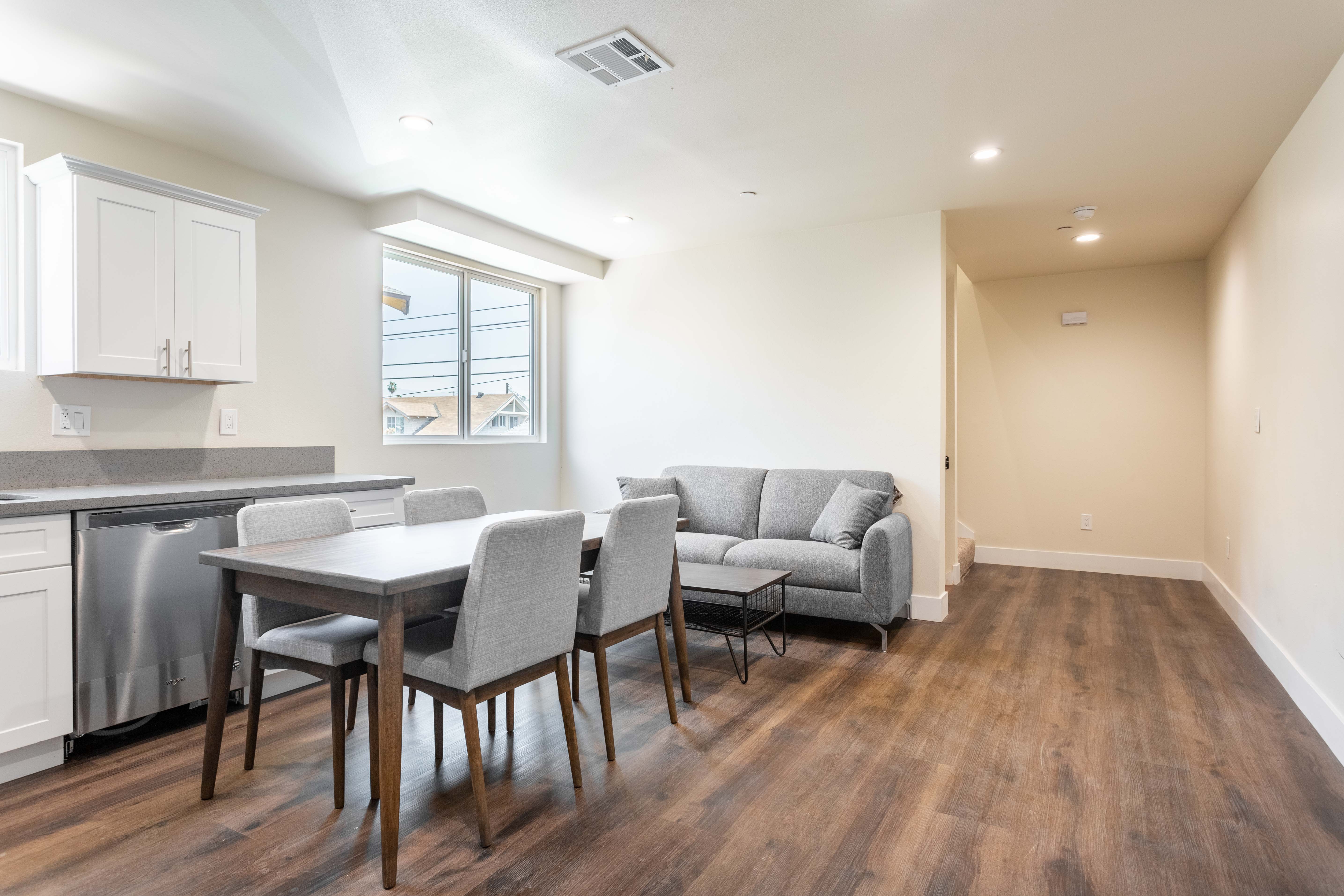 Antares (1419 S New Hampshire Ave) for rent cerca de USC | 5-Bedroom Off-Campus Options Available