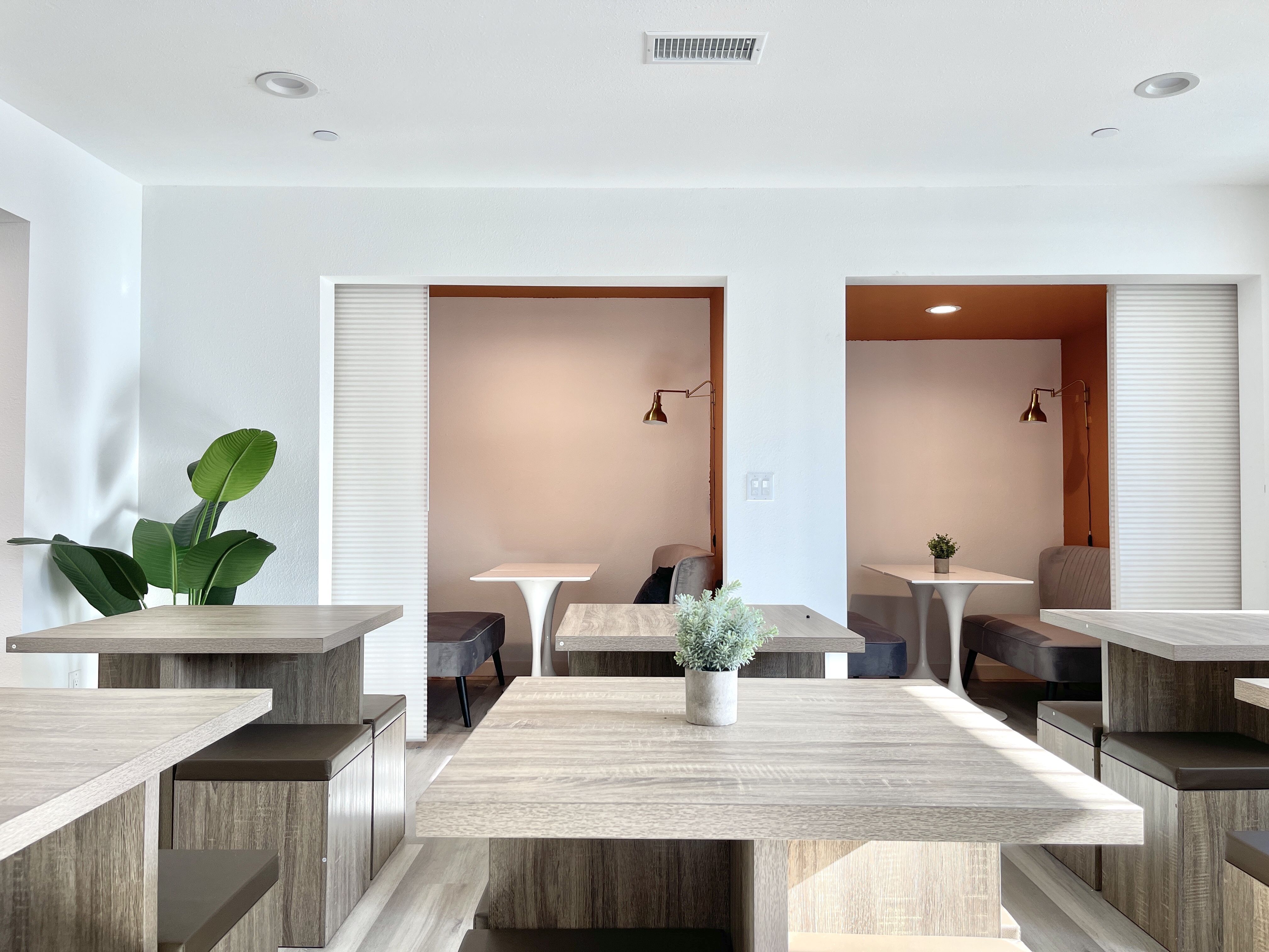 USC Off-Campus Housing | 1476 W 35th St | Studio, 1- to 3-Bedroom Rentals Available