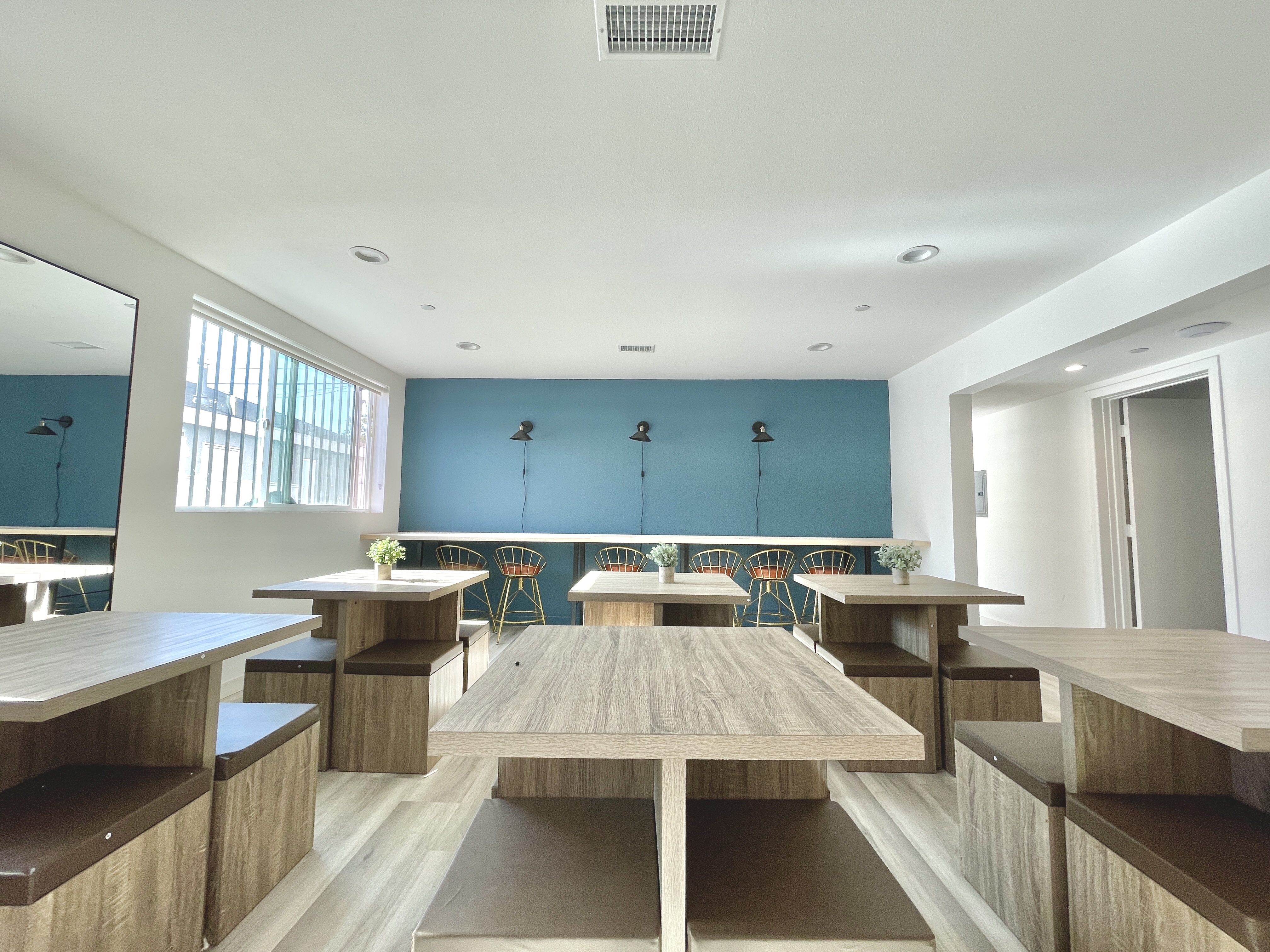USC Off-Campus Housing | 1476 W 35th St | Studio, 1- to 3-Bedroom Rentals Available