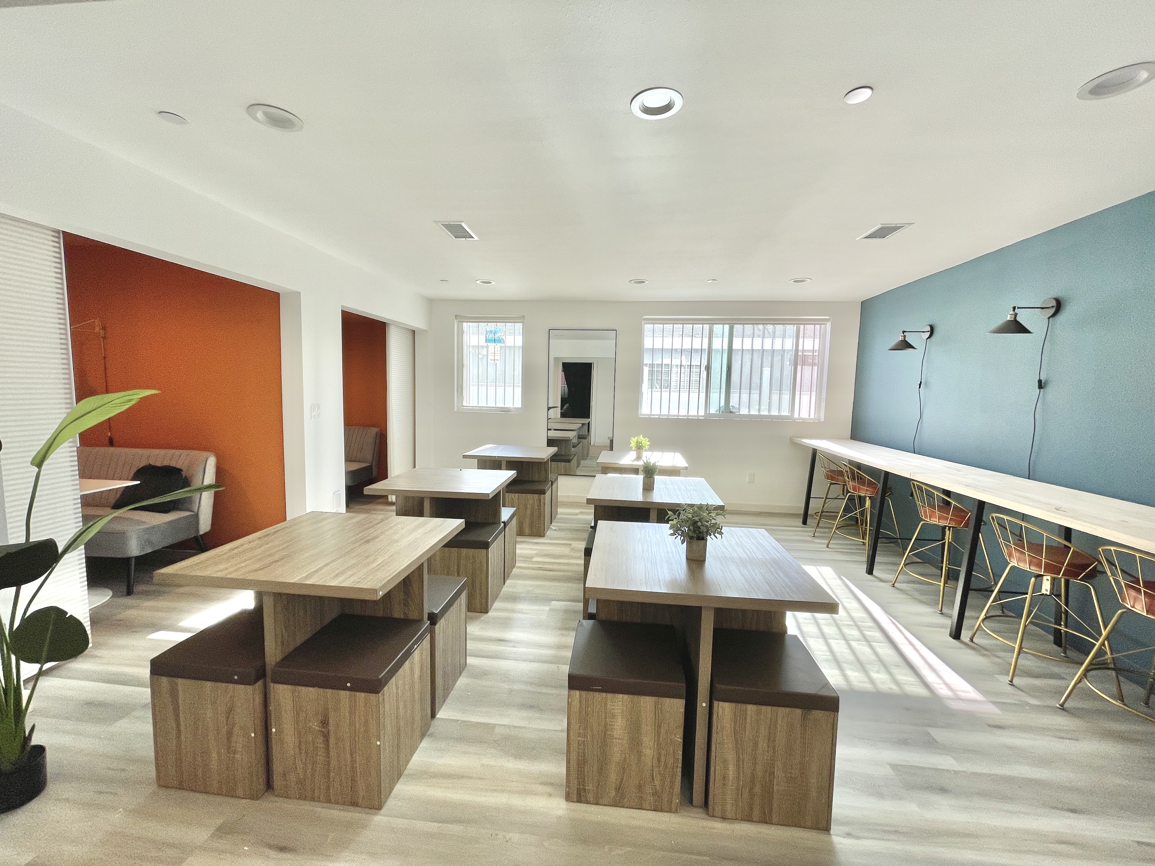 USC Off-Campus Housing | 1476 W 35th St | Studio, 1- to 3-Bedroom Rentals Available