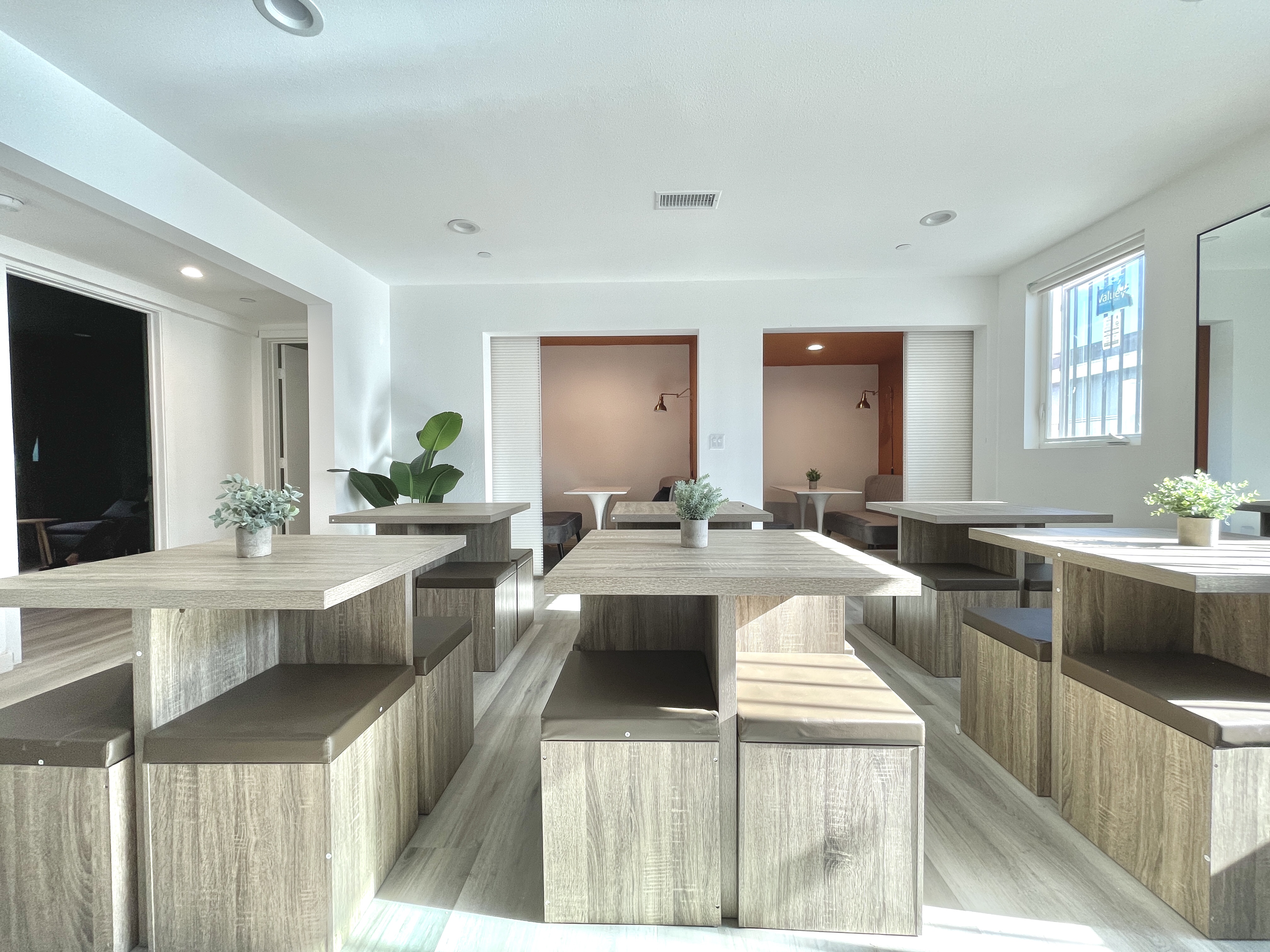 USC Off-Campus Housing | 1476 W 35th St | Studio, 1- to 3-Bedroom Rentals Available
