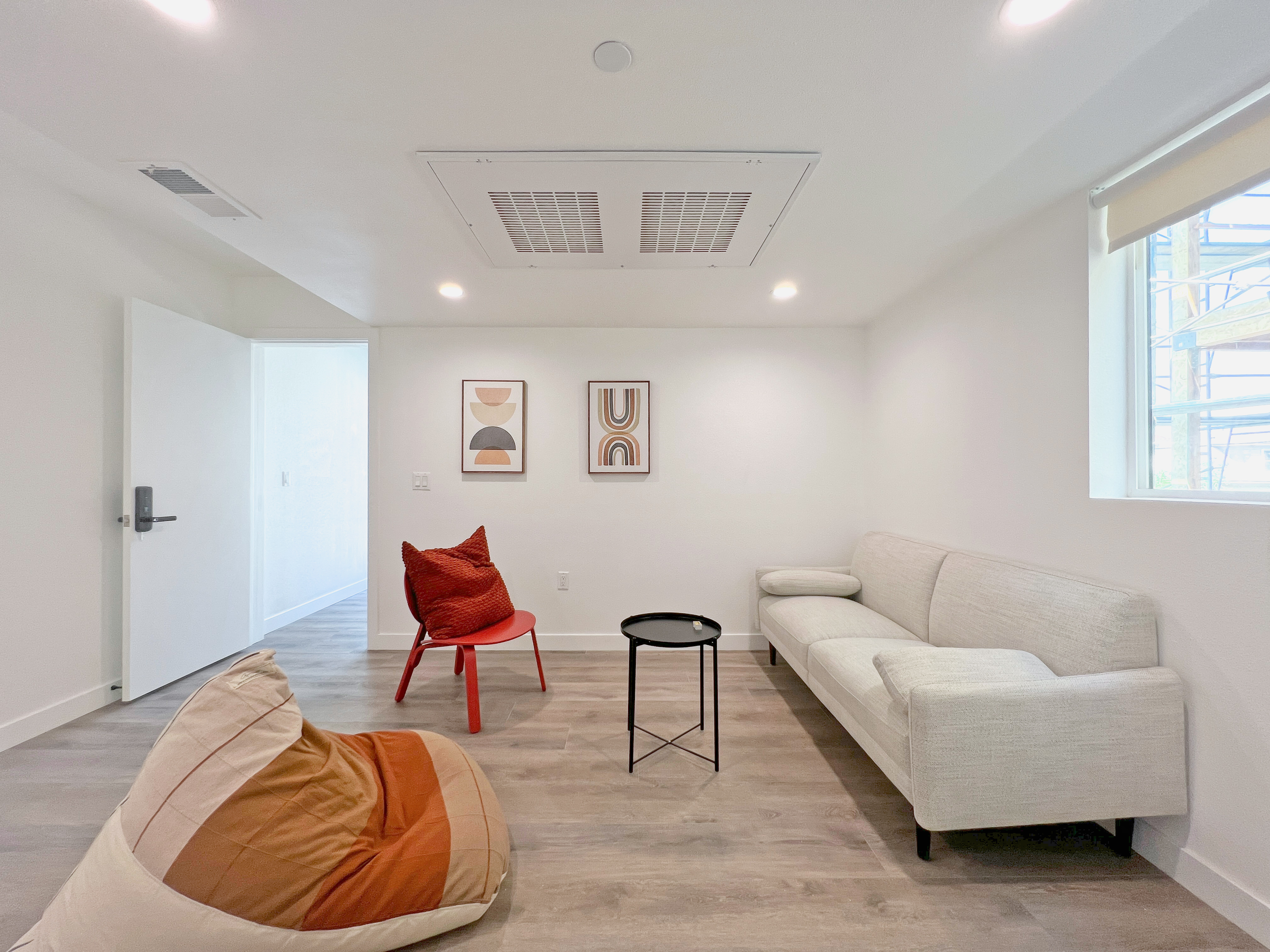 USC Off-Campus Housing | 1366 West 35th St | Studio, 1- to 3-Bedroom Rentals Available