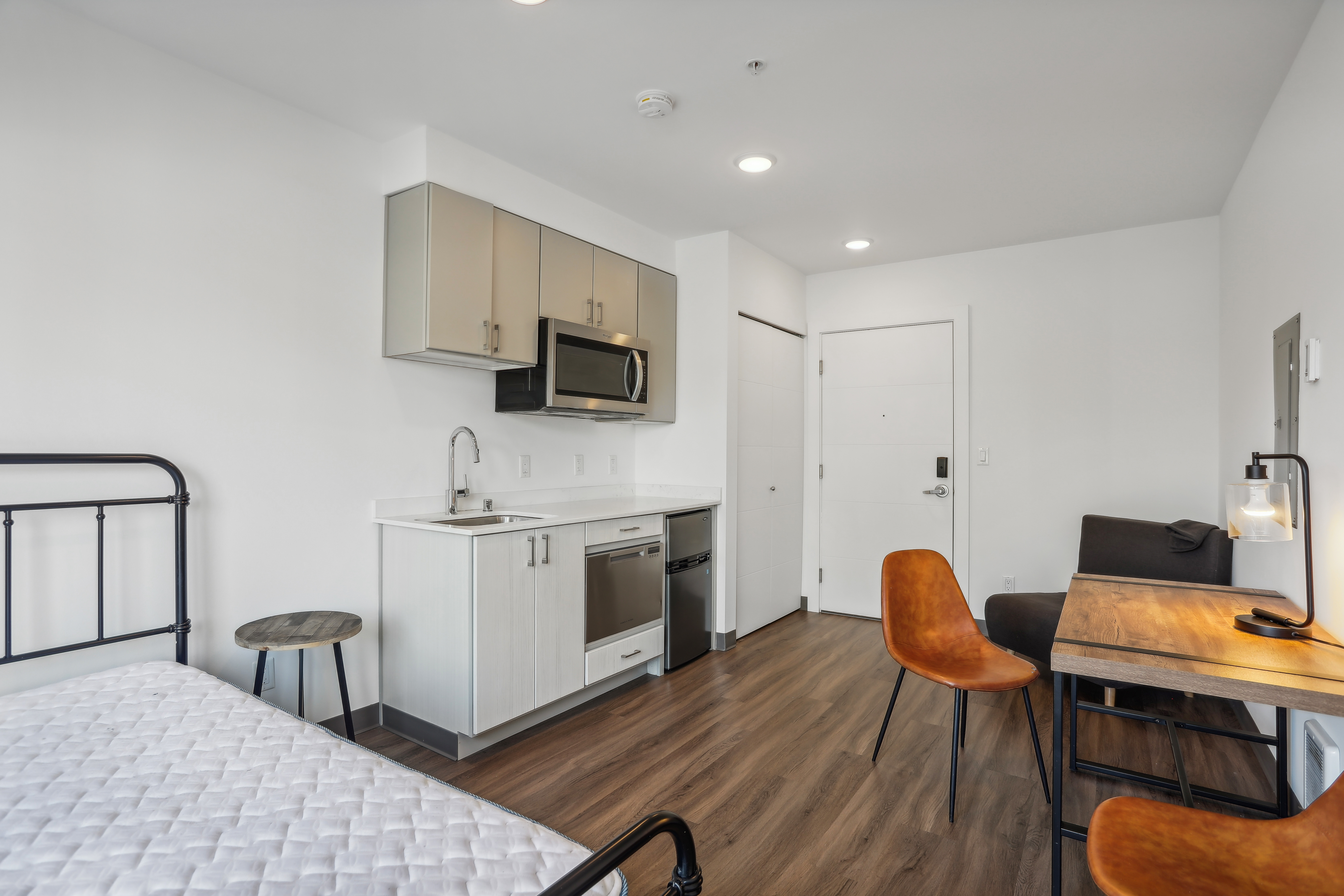 Explore Fifty-Two Apartments cerca de UW