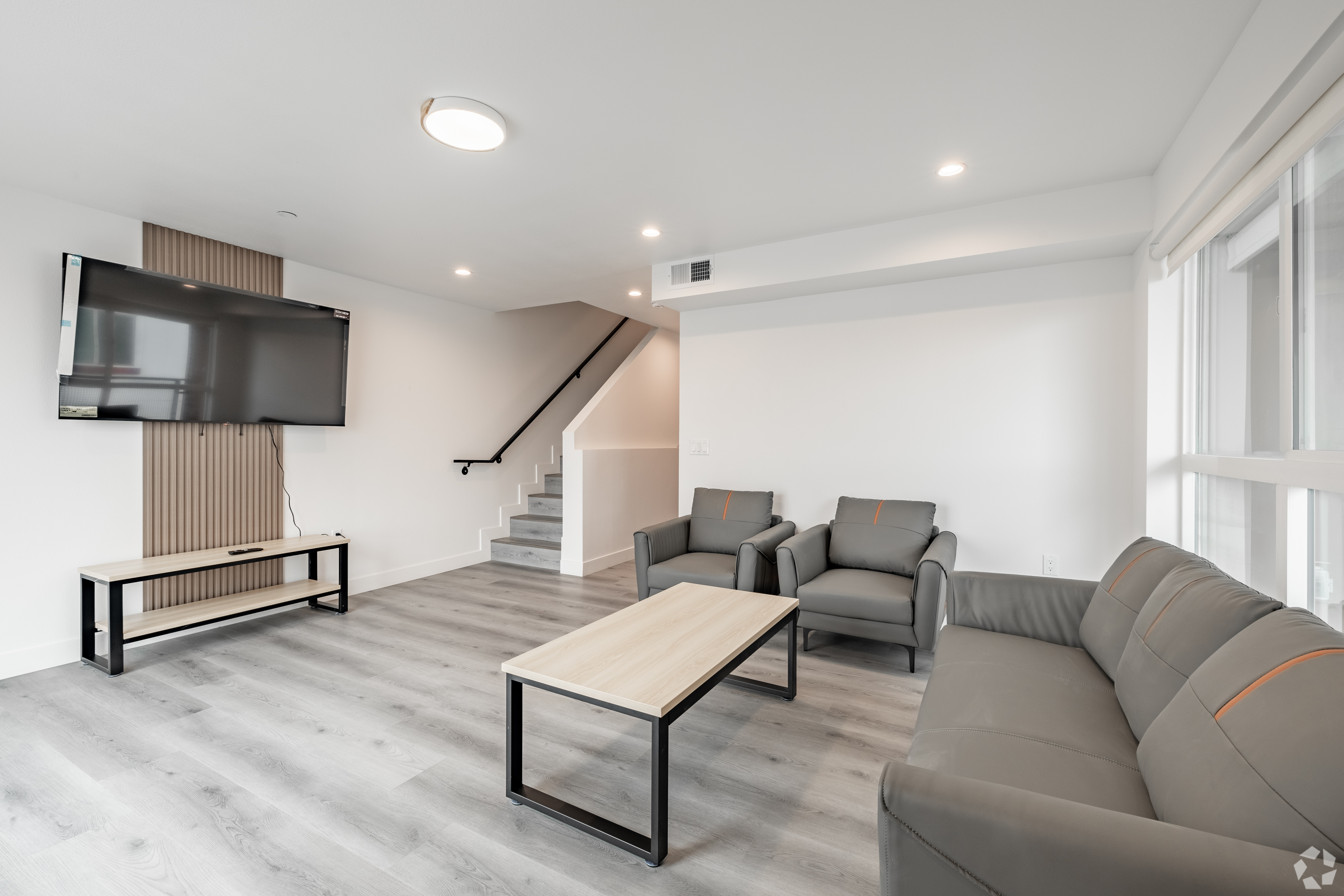 1360 W 35th St for Rent cerca de USC | Off-Campus Housing