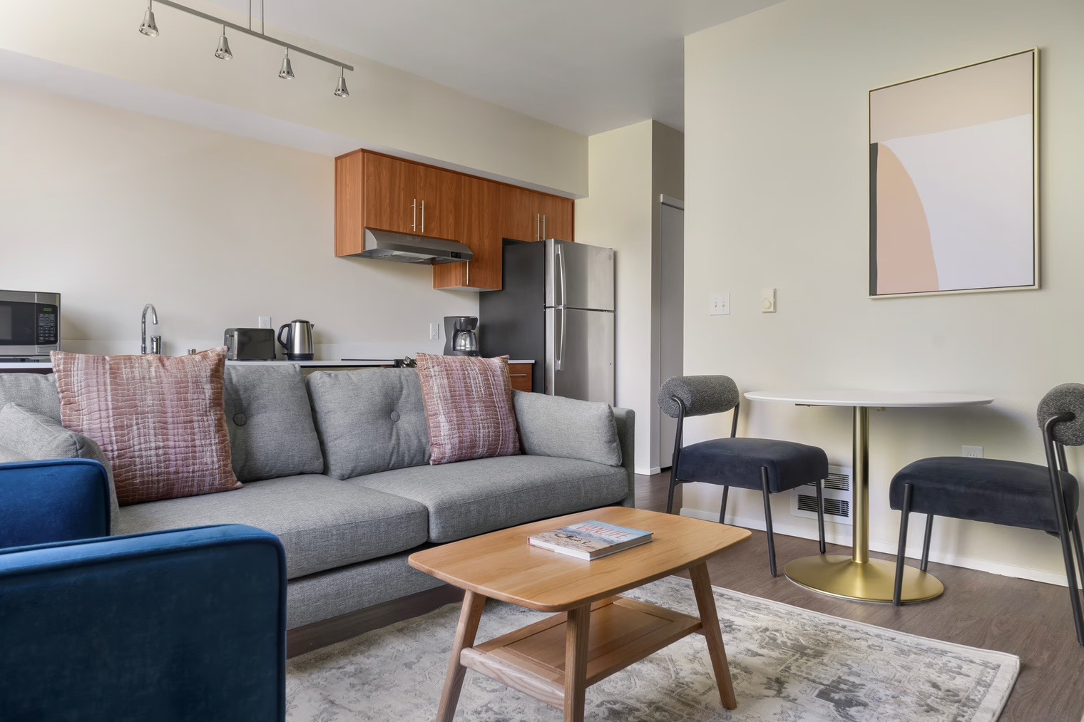 Living room at Verve Flats , Off-Campus Housing cerca de UW
